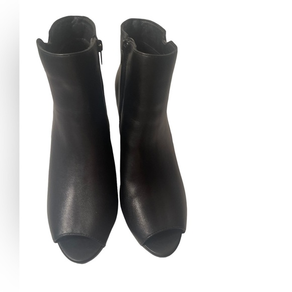 Jones New York Signature Ankle Booties black with gold chain chunky heels. NW0T - Picture 4 of 7